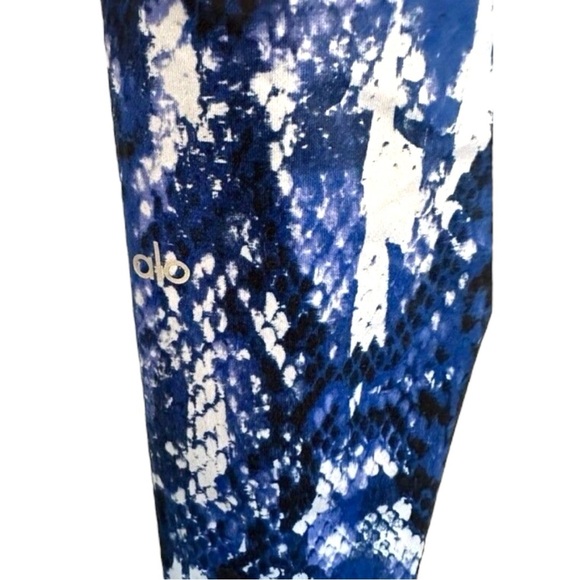 ALO Yoga Blue Patterned Leggings - Picture 7 of 9